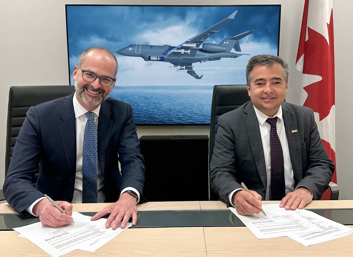 Jean-Christophe Gallagher (à gauche), vice-président exécutif, Ventes d'avions et Bombardier Défense, et Joel Houde, vice-président et directeur général, General Dynamics Mission Systems–International, signent un protocole d'entente